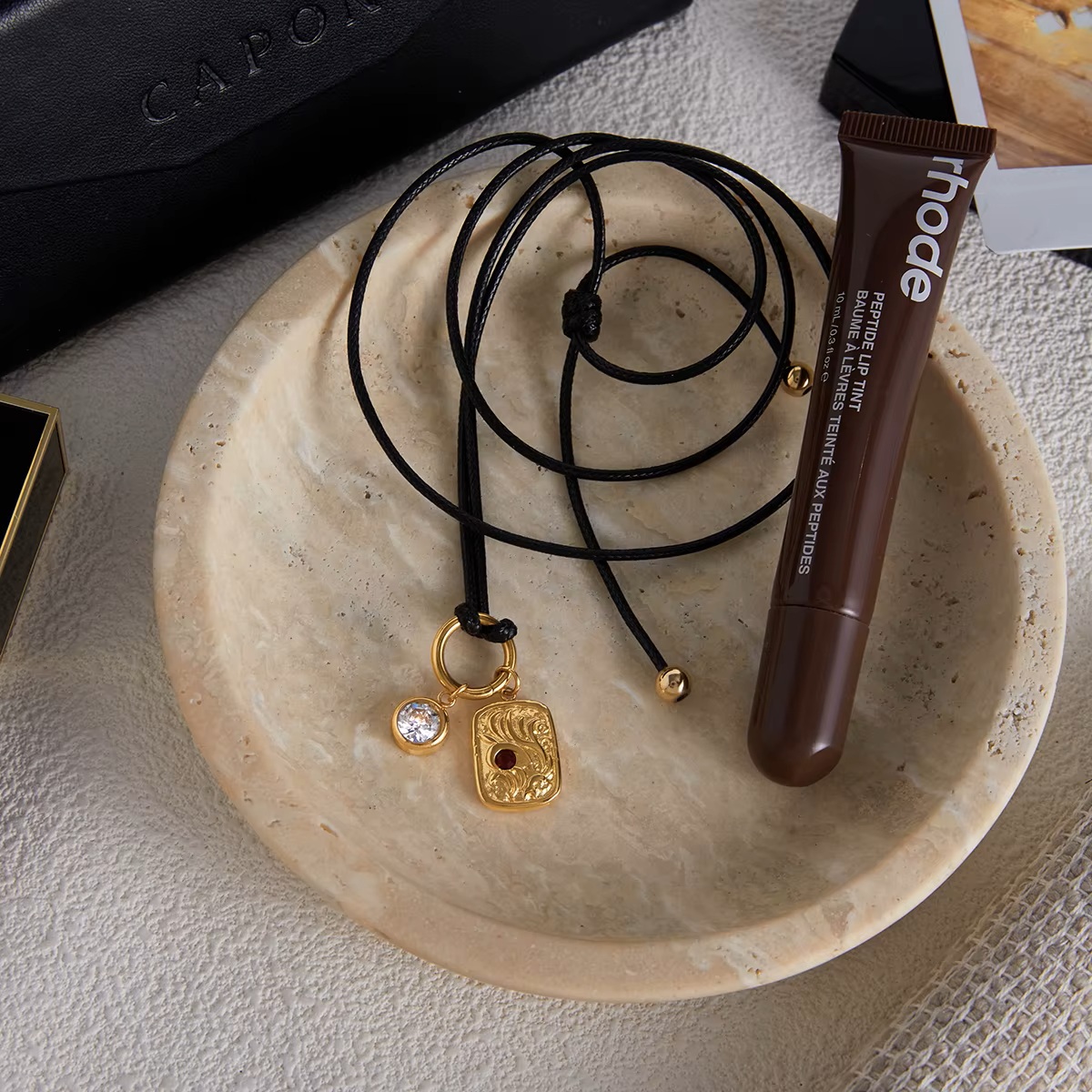 Detail zpracování a zapínání – ELENYS Relic Cord